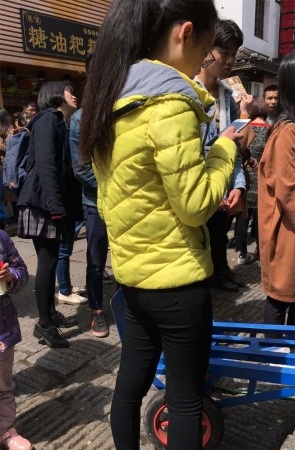 排队买小吃的美女