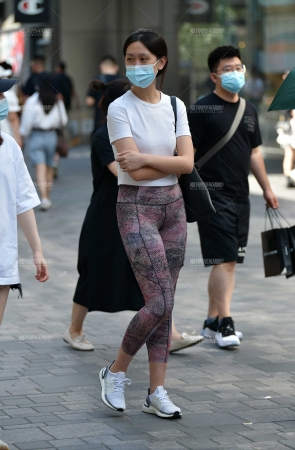 漫步紧身裤美女