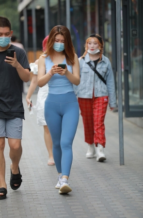 丰满性感蓝色瑜伽裤女友