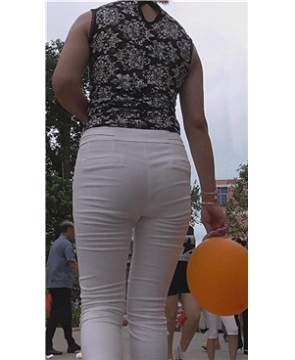 白色紧身裤的少妇，PP圆润饱满。[237 MB]