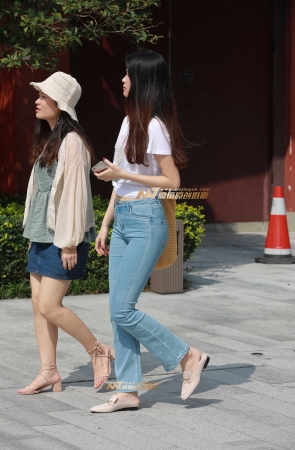 臀胯饱满的牛仔裤