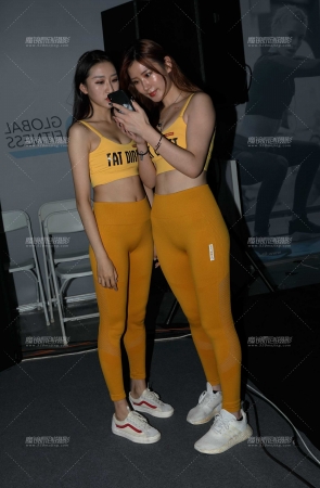 性感黄色紧身裤美女