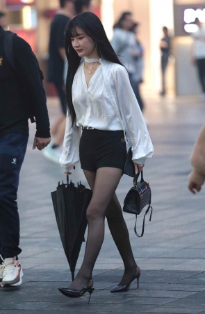性感街拍黑丝高跟少妇