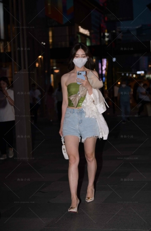 夜拍抹胸衣，高跟美腿美眉