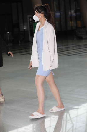 【街拍心灵】车展礼仪下班街拍肉丝美腿踩拖鞋