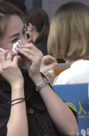 候车室里非常有气质的美女黑色凉高跟鞋美足