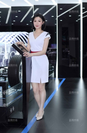 端庄的白裙模特