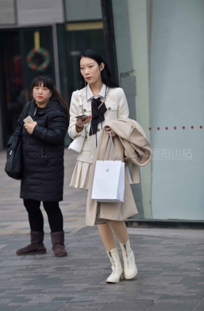 街拍白短靴丝袜美女