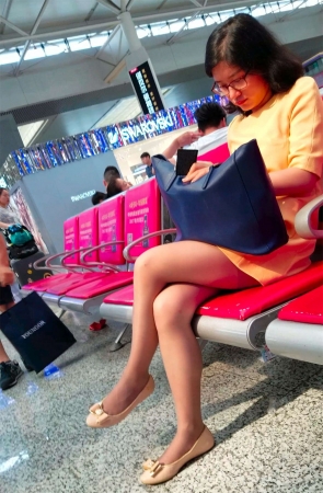 黄色连衣裙灰丝眼镜美眉