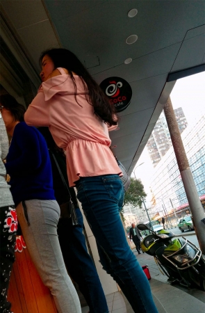 气质紧身蓝色牛仔裤美眉