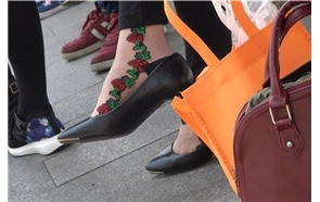 4k-有个性的肉丝袜黑高跟鞋街拍美女