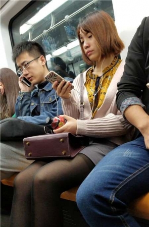 4k-地铁上的小清新美腿街拍黑丝美女