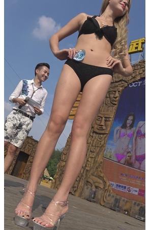 黑色泳装长腿美女