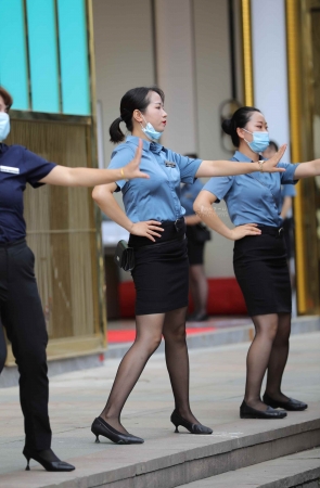 【街拍心灵】金店柜姐们街拍黑丝制服高跟