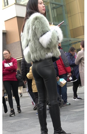 漂亮的皮裤紧身美女