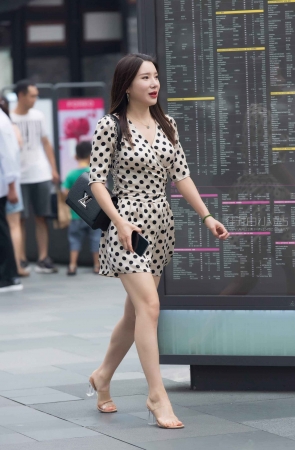 街拍斑点裙性感美女