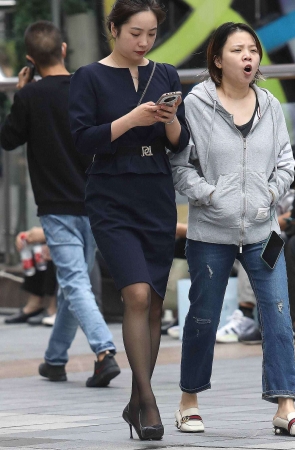 诱惑街拍黑丝高跟OL