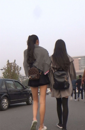 身材极好的黑丝短裙辣妹