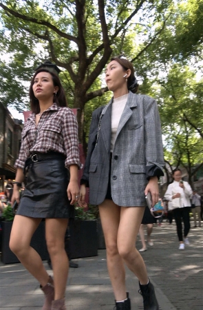 美女闺蜜相约下午茶