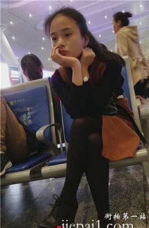 4k-车站候车室遇见无聊等车的妹子，大眼小清新。