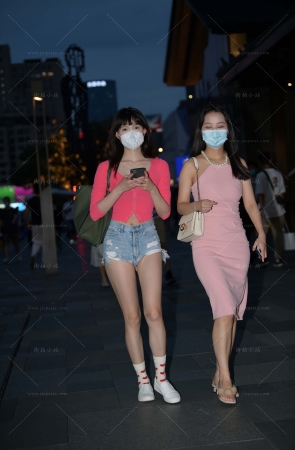 小鸟依人，紧身热裤短牛小妹