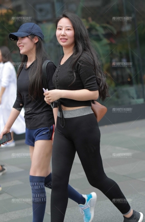 紧身裤美眉 有点害羞