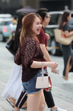 紫色蕾丝透视衫少妇