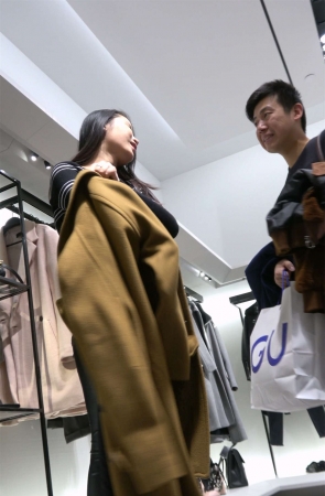 紧身皮裤苗条身材美女逛服装店