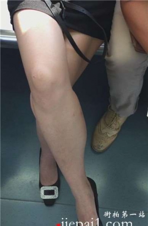 地铁上偶遇带着墨镜的美腿性感女孩。