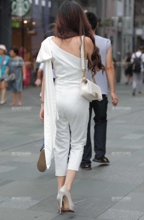 美女穿上高跟鞋 轻松拥有端庄女神气息