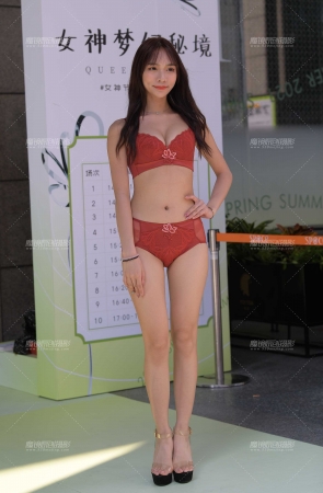 一模两套，白与红，魅力小酒窝的她