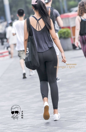 紧裤包裹出性感好身材