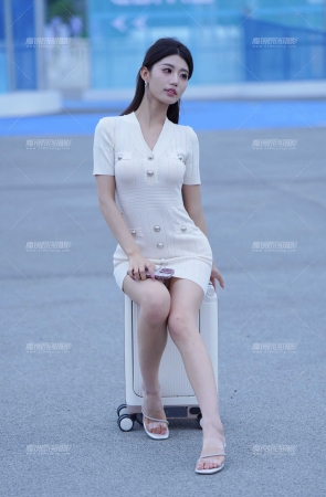行李箱美眉