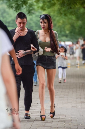 8.20 脚采恨天高的时尚女郎