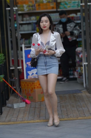 凯恩街拍作品 牛仔短裙肉丝美眉