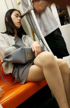 4k超清，气质玉腿高跟鞋小姐姐地铁上睡着啦