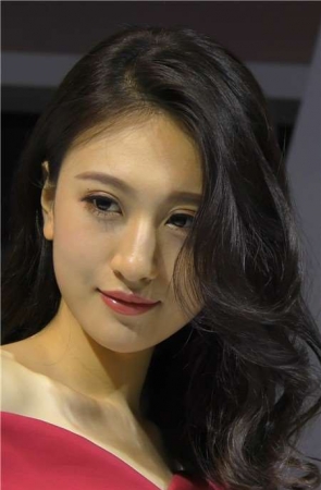 4k-精致五官红裙性感车展靓模