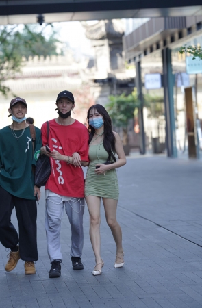 街拍紧身裙美女