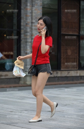 眉清目秀，热裤大白腿美眉