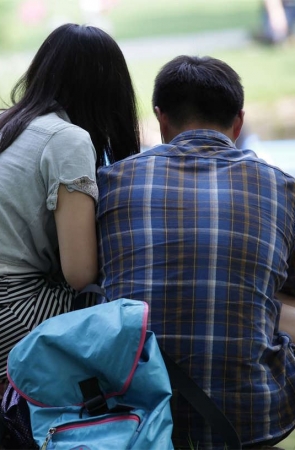 No494 少女的湖边足影