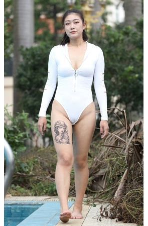 模拍热裤牛仔月牙肉肉的美女【套图+视频】