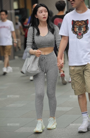 这么可爱的女朋友 肯定不能让她一人上街