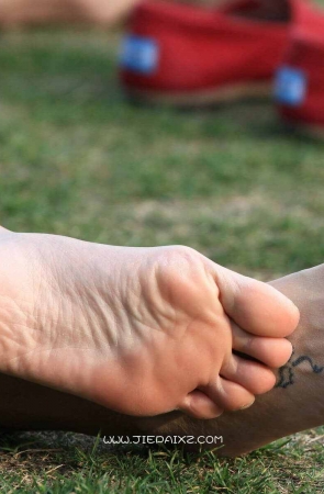 躺草地上玩手机的妹子