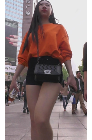 漂亮的黑色热裤小月牙美女