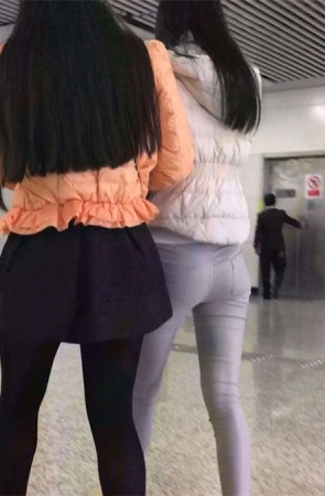 紧致圆臀学生妹