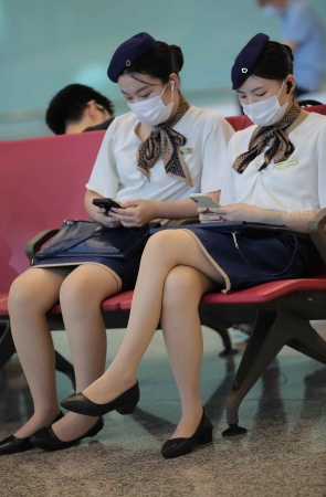 【街拍心灵】机场候机楼肉丝制服街拍美腿