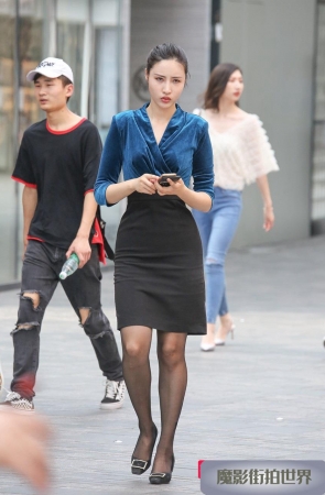 个款款走来的黑丝美腿OL-3A1425[440M]