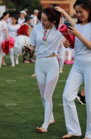 1716洁白美女身材很好