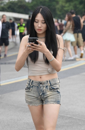 24728-9=55√紧致热裤大长腿小姐姐 12P