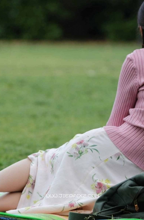 迷人的长丝粉色毛衣温柔女子